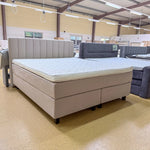 Boxspringbett Lino 180 × 200 cm in Hellbeige mit schwarzen eckigen Füßen und Topper, Seitenansicht