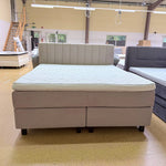Boxspringbett Lino 180 × 200 cm in Hellbeige mit senkrecht gestepptem Kopfteil, Frontansicht