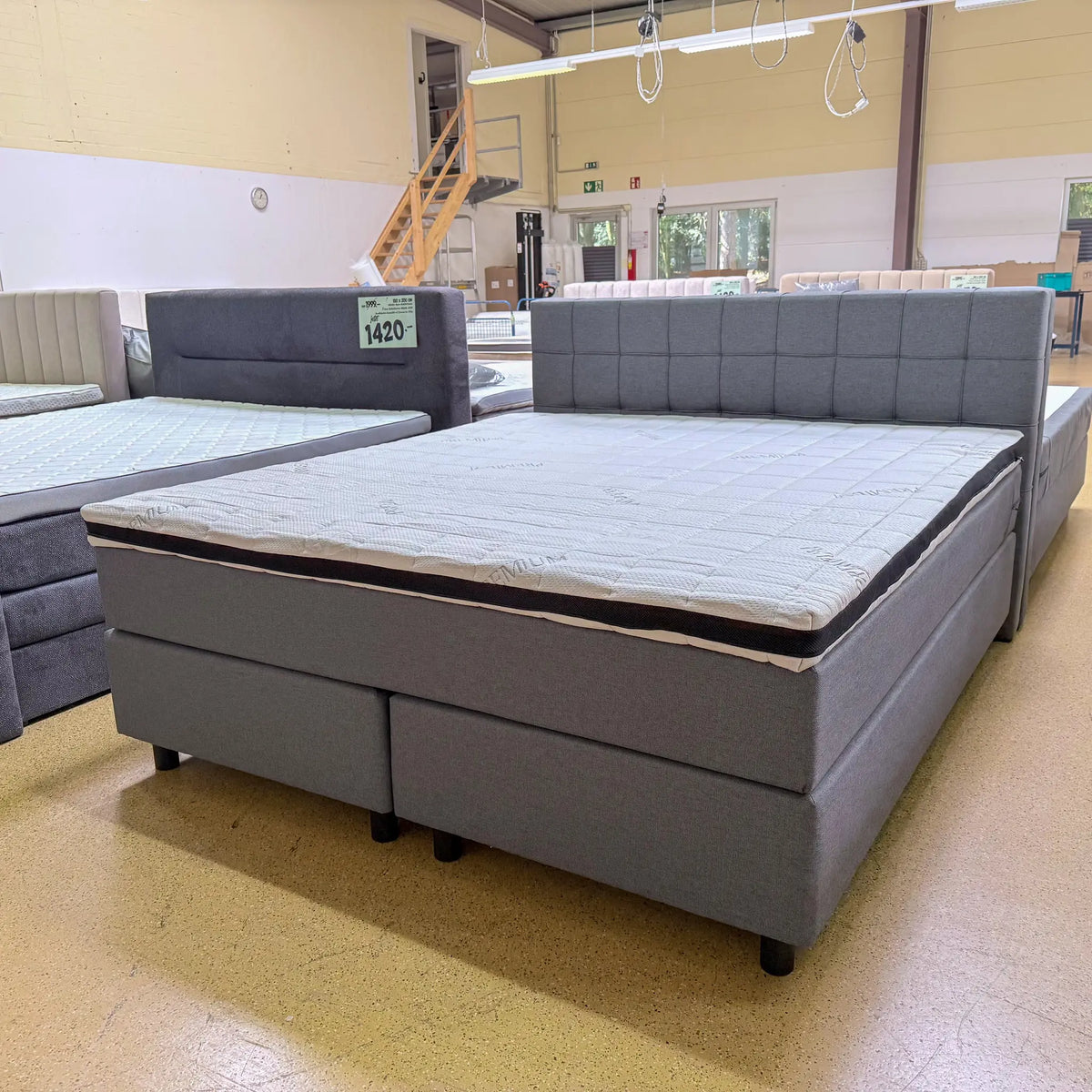 Boxspringbett Finn 180x200 in Grau mit rechteckig gestepptem Kopfteil und aufgelegtem Visco-Comfort-Schaum-Topper Premium