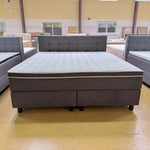 Boxspringbett Noah 200x220 in Anthrazit mit gepolstertem Kopfteil, Kaltschaumtopper und schwarzen Holzfüßen, Frontansicht