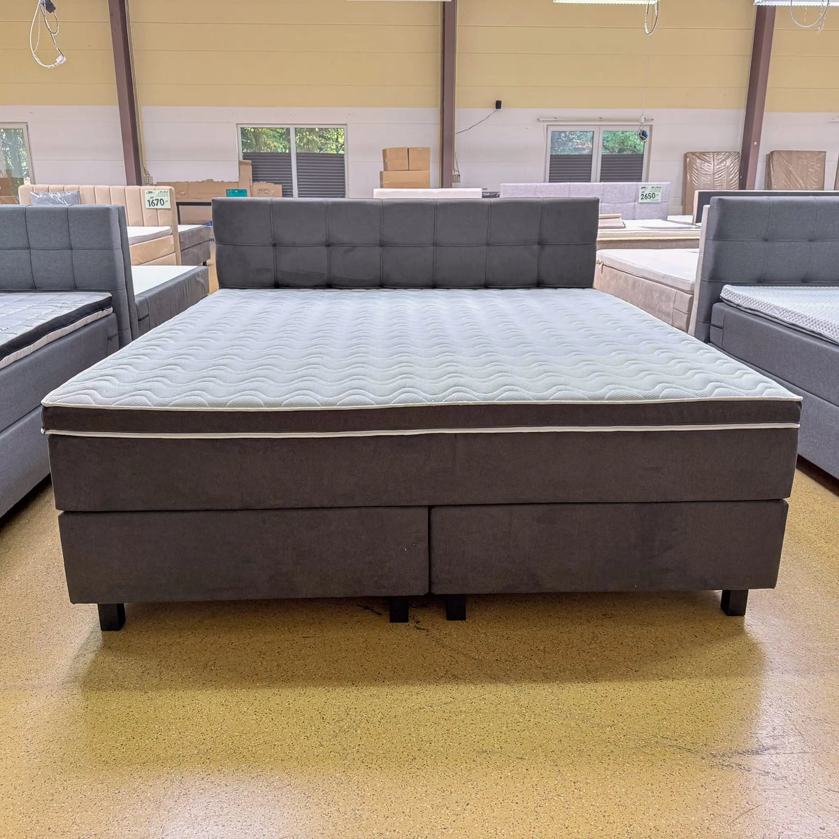 Boxspringbett Noah 200x220 in Anthrazit mit gepolstertem Kopfteil, Kaltschaumtopper und schwarzen Holzfüßen, Frontansicht