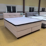 Boxspringbett Theo 180x200 in Beige mit gepolstertem Kopfteil, Visco-Komfortschaumtopper und runden schwarzen Holzfüßen, Frontansicht